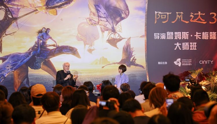 جيمس كاميرون يحذر من الذكاء الاصطناعي التوليدي، ويشيد بقوة السينما في ورشة عمل رئيسية في مهرجان هيلين السينمائي الدولي